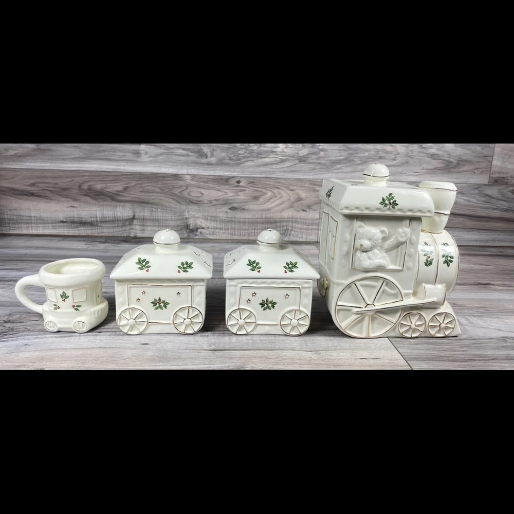 International Bazaar Christmas Holly Train Set Cookies Sugar Salt Creamer